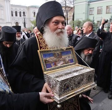 greek monks carry orthodox relic holy belt - Ιστορικό